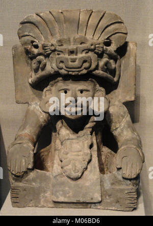 L'urna di sepoltura rappresenta il dio zapoteco Cocijo, è fatta di terracotta, e risale al 700-1050 d.C. a Oaxaca, in Messico, utilizzata per scopi funerari. Foto Stock
