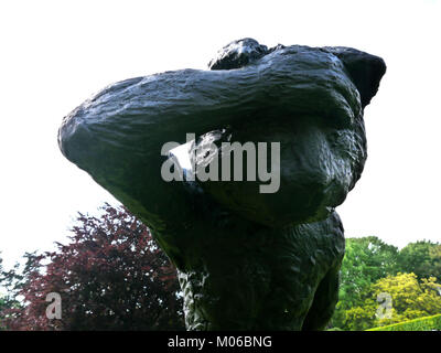 Questa immagine mostra un dettaglio scultoreo al Campus Westend di Francoforte, che mette in risalto il design artistico moderno integrato nell'architettura. Foto Stock