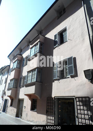 Veduta stradale di Bressanone-Runggadgasse a Bressanone, alto Adige, Italia, che mostra lo stile architettonico, l'urbanistica, e elementi culturali storici. Foto Stock
