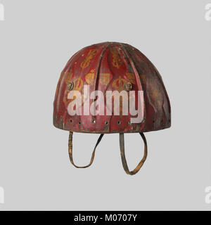 Questo casco in pelle della collezione MET presenta simboli di buon auspicio ed è stato utilizzato in contesti di battaglia o cerimoniali, riflettendo il significato funzionale e culturale. Foto Stock