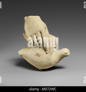 Questa immagine di copertina mostra una scultura calcarea di una mano che tiene una colomba, evidenziandone il significato storico e artistico. Foto Stock