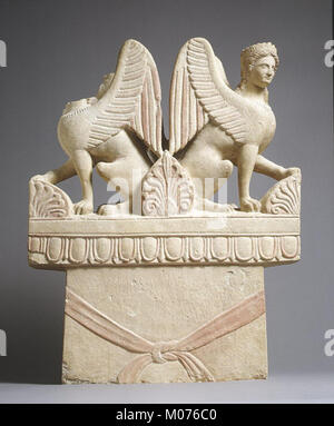 Una stele funeraria in pietra calcarea con due sfingi, che riflette l'antica arte funeraria egiziana e il simbolismo divino. Foto Stock