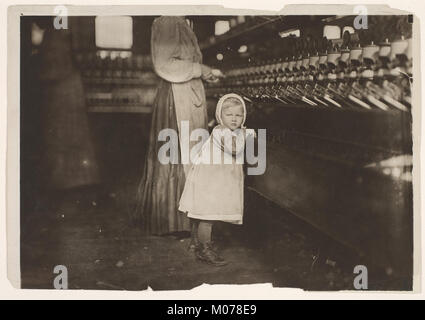 Ivey Mill, Hickory, N.C. Piccolo, 3 anni, che visiti e gioca nel mulino. Figlia del sorvegliante. Incontrato DP237324 Foto Stock