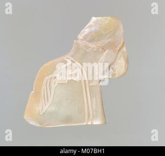 Intarsio- scena di banchetto con una figura seduta tenendo un palm frond incontrato DP122554 Foto Stock
