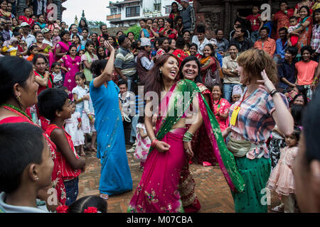 Kathmandu, Nepal. La folla guarda ladies dancing durante il festival Teej Foto Stock