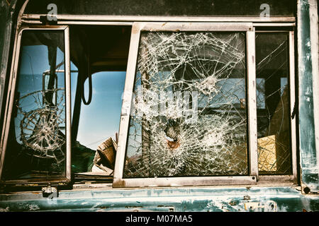 Vecchia scuola abbandonata bus Foto Stock