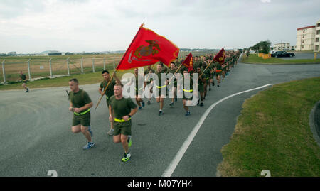 Marines con aria marina squadrone di supporto 2, Aria marina gruppo di controllo 18, primo velivolo Marina Wing, cadenza in una formazione eseguire gen. 4, 2018 a Marine Corps Air Station Futenma, Okinawa, in Giappone. Il gruppo ha eseguito un quasi 9 miglia di relay, terrà una formazione in run e gareggiato nel proprio cane diavolo concorrenza nella celebrazione dell'unità del settantacinquesimo compleanno. Messa-2 ha trascorso tutta la sua esistenza dedicata al sostegno di operazioni e gli esercizi del Pacifico. (U.S. Marine Corps Foto Stock