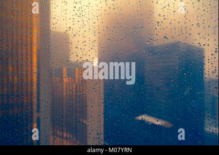 Downtown Toronto vista. Weahter piovosa. Gocce di pioggia sulla finestra Foto Stock