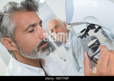 Scienziato caucasici in uniforme di laboratorio Foto Stock