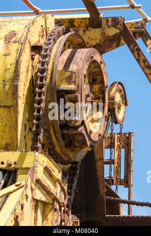 Texture astratte e forme: macchine di invecchiamento, completa con la formazione di ruggine e corrosione di vernice gialla, la formazione di bolle e corrosione con l'età. Foto Stock