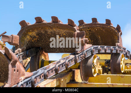 Texture astratte e forme: metallo di invecchiamento delle parti di macchine da un vecchio digger compresa la catena e due del dente 6 componenti di scavo. Completare wi Foto Stock