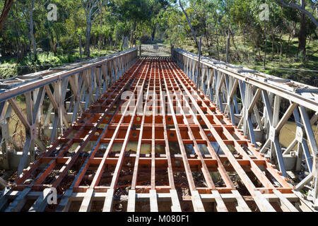 Kangarilla, South Australia, Australia: 1 luglio 2017 - Vecchie e in disuso parzialmente smantellata ponte che attraversa il fiume Onkaparinga sul Monte Bold Ro Foto Stock