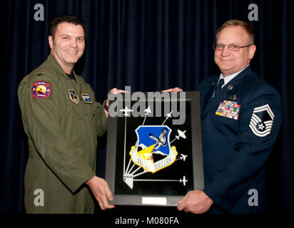 Senior Master Sgt. Rick Simpson riceve il suo 'High Roller " Specchio da 152Airlift Wing Commander, Col. Eric Wade per servire più di venti anni nel Nevada Air National Guard a suo pensionamento cerimonia tenutasi il 6 gennaio 2017. Simpson servita 29 anni nel 152ex controllore di volo e fu l'ultimo Nevada Air National Guardsman a sono stati promossi a "Buck sergente' (indietro quando la Forza Aerea disponeva che la Rank). Foto Stock