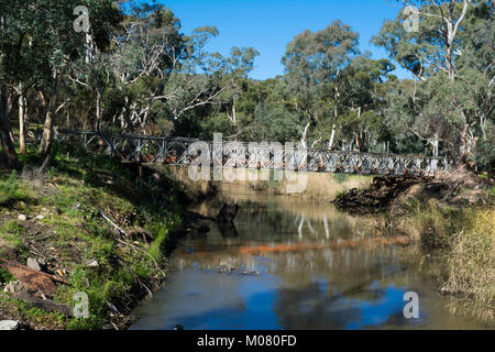 Kangarilla, South Australia, Australia: 1 luglio 2017 - Vecchie e in disuso parzialmente smantellata ponte che attraversa il fiume Onkaparinga sul Monte Bold strada n Foto Stock