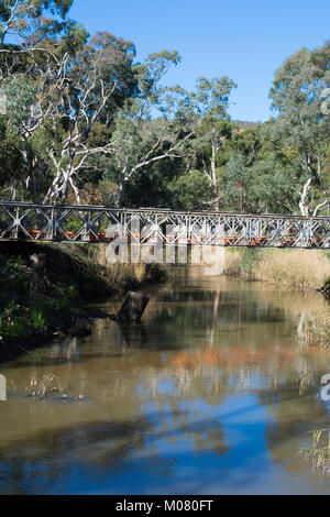 Kangarilla, South Australia, Australia: 1 luglio 2017 - Vecchie e in disuso parzialmente smantellata ponte che attraversa il fiume Onkaparinga sul Monte Bold strada n Foto Stock