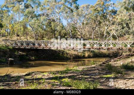 Kangarilla, South Australia, Australia: 1 luglio 2017 - Vecchie e in disuso parzialmente smantellata ponte che attraversa il fiume Onkaparinga sul Monte Bold strada n Foto Stock