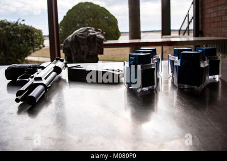 Un 9 mm pistola e munizioni appoggia su una tavola, gen. 8, 2018 a Moody Air Force Base, Ga. Il 23d SFS tenuto un "Shoot, non sparare, Engage" lo scenario di addestramento per aiutare a preparare i loro aviatori su come gestire situazioni in cui essi sono a fuoco la propria arma o semplicemente parlare con qualcuno. (U.S. Air Force Foto Stock