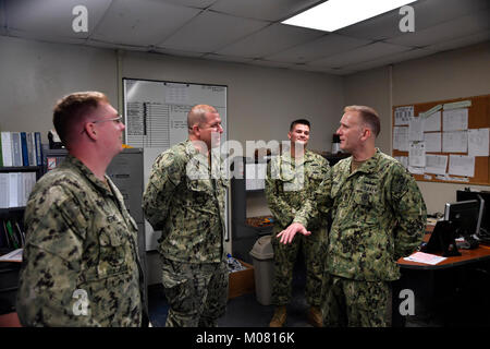 PEARL HARBOR (GEN. 8, 2018) Master Chief Sottufficiali della Marina (MCPON) Steven Giordano colloqui con costruzione meccanico 1a classe Robert Tondrow, costruzione meccanico 1a classe Jeremy Hermes e operatore di attrezzature di prima classe e Nathan Johnson, tutti assegnati alla costruzione dell'unità di manutenzione 303 Det. Hawaii nel porto di perla. MCPON sta conducendo un tour dell'area comandi a bordo di base comune Harbor-Hickam perla. (U.S. Navy Foto Stock