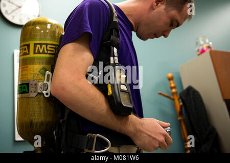 2 Lt. Eric Olson, 23d Medicina Aerospaziale Squadron (AMDS) bioenvironmental ingegnere, assicura un apparato di respirazione durante la preparazione di rischio biologico formazione, gen. 12, 2018 a Moody Air Force Base, Ga. Il Bioenvironmental Engineering volo testato la loro capacità di risposta in una simulazione di scenario di contaminazione. Bioenvironmental engineering specialisti puntano a ridurre i rischi per la salute sul posto di lavoro e le aree circostanti. (U.S. Air Force Foto Stock