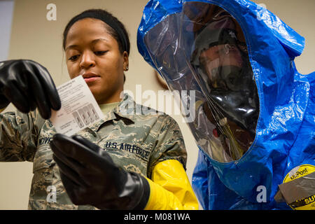 Airman 1. Classe Briana McIver, sinistra, 23d Medicina Aerospaziale Squadron (AMDS) bioenvironmental engineering apprendista e 2° Lt. Eric Olson, 23d AMDS bioenvironmental ingegnere, leggere le istruzioni per una mano (saggio HHA) durante la preparazione di rischio biologico formazione, gen. 12, 2018 a Moody Air Force Base, Ga. Un HHA distingue se o non il campione è una proteina mortale. Questo processo di passare attraverso le istruzioni garantisce la standardizzazione delle tecniche di campionamento. Il Bioenvironmental Engineering volo testato la loro capacità di risposta in una simulazione di scenario di contaminazione. Bioenvironmental engineering Foto Stock