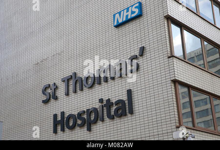 San Tommaso'Hospital NHS parete principale segno a Lambeth Londra Foto Stock