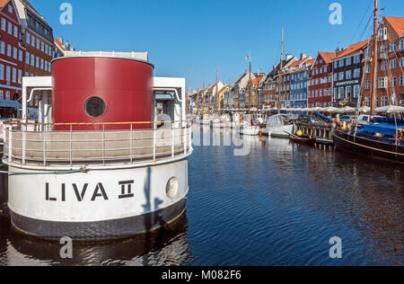 Liva II ormeggiato nel porto di Nyhavn a Copenaghen Danimarca Regno Unito guardando verso il Kongens Nytorv con navi e ristoranti in una giornata di sole Foto Stock