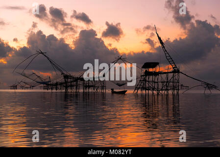 Bei modelli di unica rete da pesca in Thailandia Phatthalung presso sunrise Foto Stock