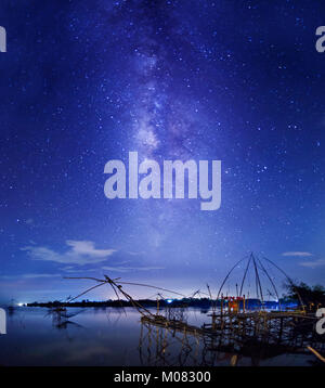 Dip rete da pesca e stelle riempito il cielo di notte, Phatthalung, Thailandia Foto Stock