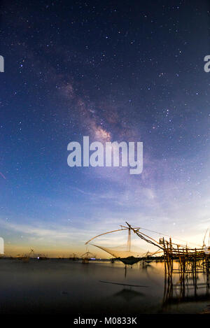Dip rete da pesca e stelle riempito il cielo di notte, Phatthalung, Thailandia Foto Stock