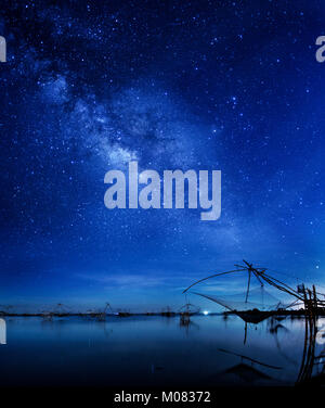 Dip rete da pesca e stelle riempito il cielo di notte, Phatthalung, Thailandia Foto Stock