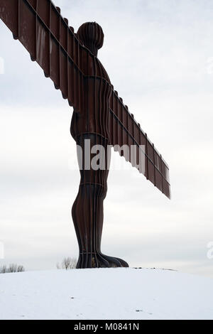 In inverno la neve alla base dell'Angelo della scultura del Nord, Gateshead, North East England, Regno Unito Foto Stock