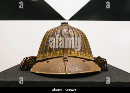 Giappone, Honshu, nella prefettura di Kanagawa, Odawara, Odawara Castle, presentano dei guerrieri storici casco nella torre principale Foto Stock