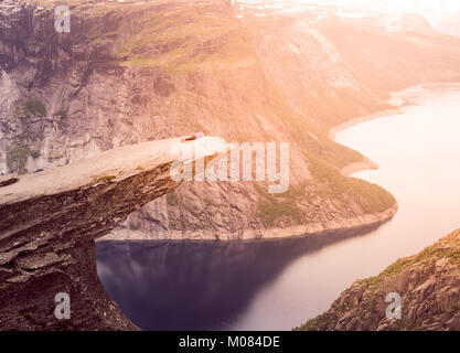 Sportivo da donna in posa sul Trolltunga Norvegia Foto Stock