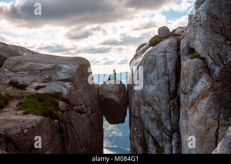 Donna su Kjeragbolten viaggi in Norvegia Foto Stock