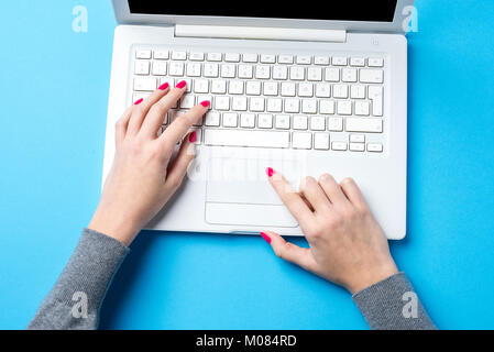 Tettuccio di colpo di donna utilizzando i moderni computer Foto Stock