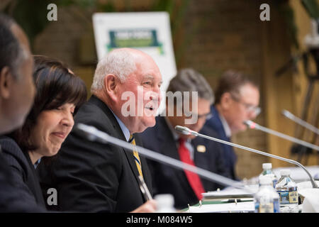 Stati Uniti Del Dipartimento dell'agricoltura (USDA) Segretario Sonny Perdue ospita la riunione inaugurale del interagenzie Task Force per l'agricoltura e lo sviluppo rurale la prosperità, dove egli è entrato a far parte da casa e lo sviluppo urbano (HUD) Segretario Ben Carson, dell'energia (DOE) Segretario Rick Perry, Casa Bianca Ufficio di gestione e di bilancio (OMB) Direttore Mick Mulvaney, U.S. Rappresentante di Commercio (USTR) Robert Lighthizer, Commissione federale delle comunicazioni (FCC) Presidente Ajit Pai e altri funzionari di governo, per impostare la fase per il lavoro della Task Force deve fare per identificare le disposizioni legislative, regolamentari e politica interministeriale ch Foto Stock