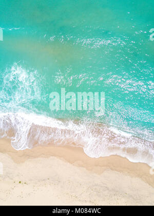 Vista aerea della spiaggia di sabbia e l'oceano con onde Foto Stock