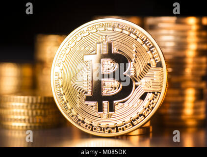 Bitcoin con pile di monete in background Foto Stock