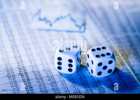 Due dadi su un grafico con le quotazioni di borsa Foto Stock