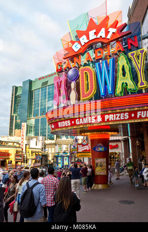 Persone a piedi da attrazioni turistiche su Clifton Hill a Niagara Falls, Ontario, Canada. Foto Stock