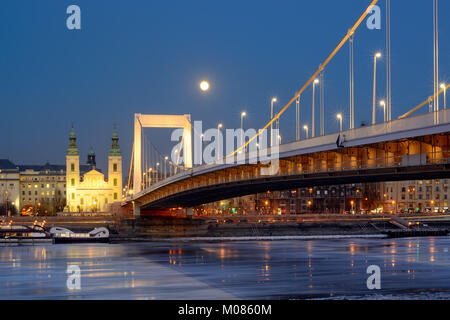 Il ponte Elisabetta e chiesa dell Assunzione a Budapest, Vista notte Foto Stock