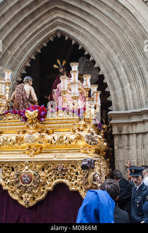 Il galleggiante del Cristo della confraternita di 'San Esteban' lasciando in processione della sua chiesa il Martedì santo. Foto Stock