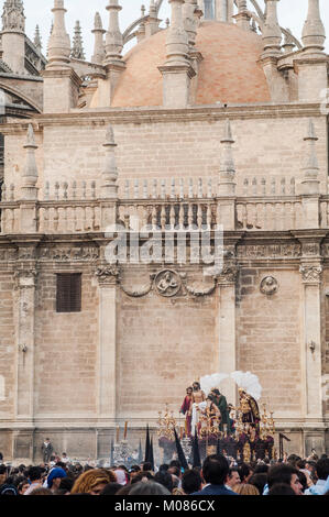 Fotografia a colori del galleggiante di Cristo nel suo cammino processionale per la domenica delle Palme, con la Cattedrale di Siviglia in background. Foto Stock