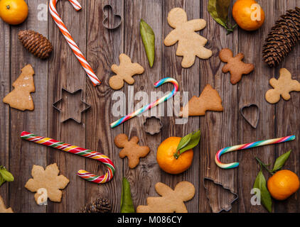 I dolci di Natale sulla tavola decorati Foto Stock