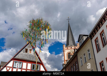 Street view con romantiche case e maypole di Bacharach / Reno. Renania Palatinato. Germania. Foto Stock