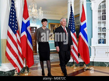 Stati Uniti Il segretario di Stato Rex Tillerson norvegese e il ministro degli Esteri Ine Marie Eriksen Søreide preparare ad affrontare i giornalisti presso l'U.S. Il Dipartimento di Stato a Washington D.C. il 11 gennaio, 2018. Foto Stock