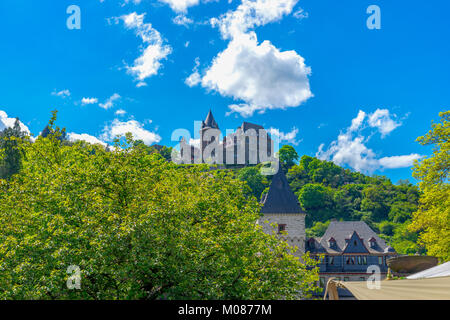Street view con romantiche case di Bacharach / Reno e Castello Stahleck. Renania Palatinato. Germania. Foto Stock