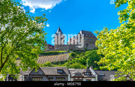 Street view con romantiche case di Bacharach / Reno e Castello Stahleck. Renania Palatinato. Germania. Foto Stock