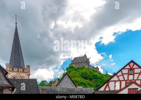 Street view con romantiche case di Bacharach / Reno e Castello Stahleck. Renania Palatinato. Germania. Foto Stock
