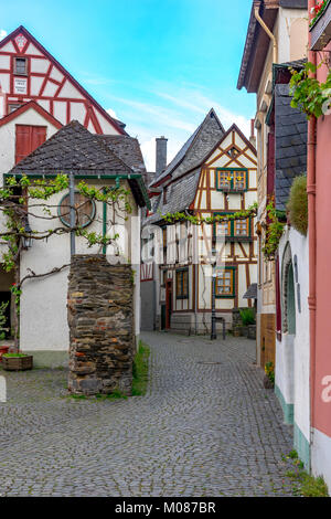 Public street view romantico con tipiche case a graticcio di Bacharach sul Reno. Renania Palatinato. Germania. Foto Stock